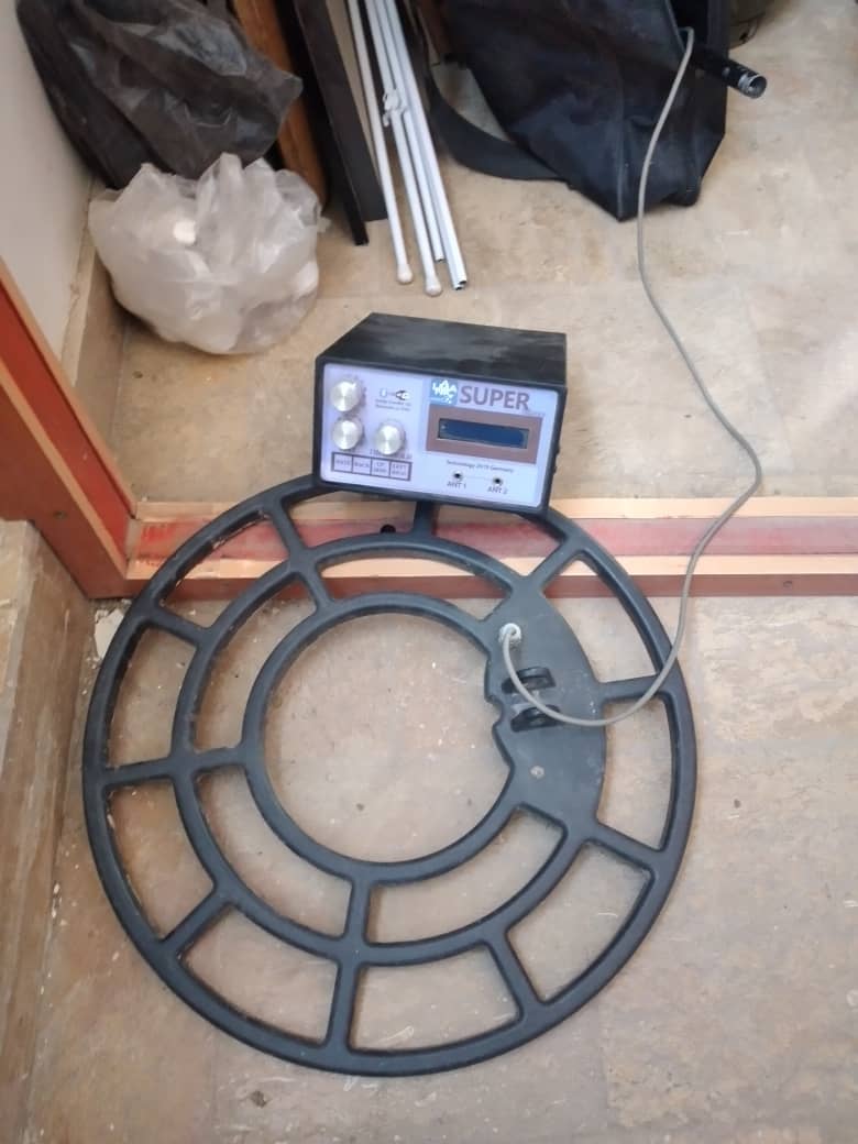 کشف و ضبط یک دستگاه فلزیاب از متهمی در منطقه بلهرات نیشابور
